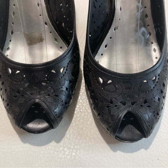 𝅺BCBGIRLS Sz 9  Leather Leather Cut Out Ankle Strap Peep Toe Heeled Shoes - Picture 3 of 15